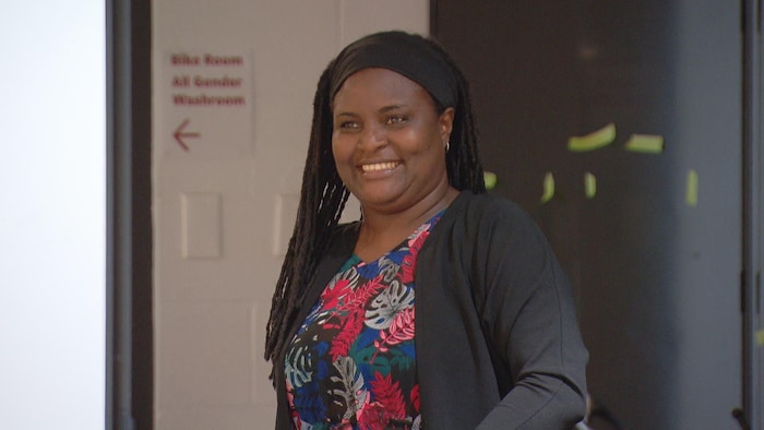 Noëlla Ndayikeza souriant à la caméra.