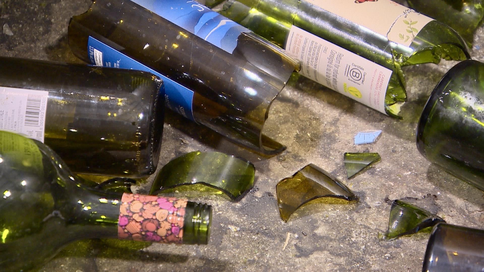 Des bouteilles de verre cassées sur le sol d'un dans un centre de tri pour le recyclage.