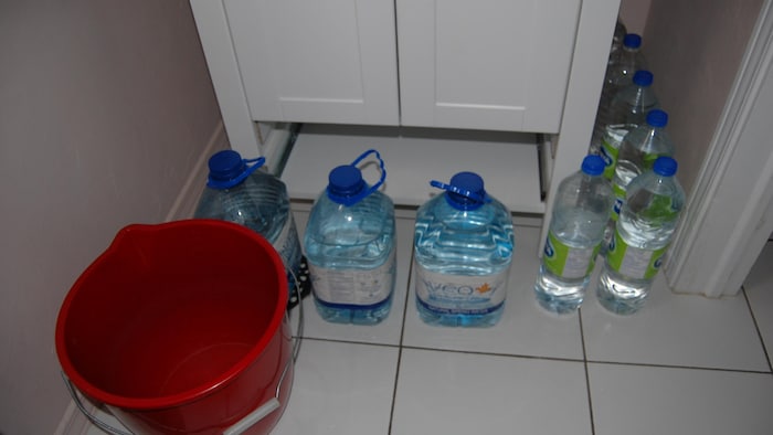 Des bouteilles d'eau au sol.