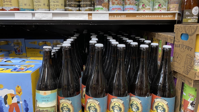 Des bouteilles de bière dans une épicerie.