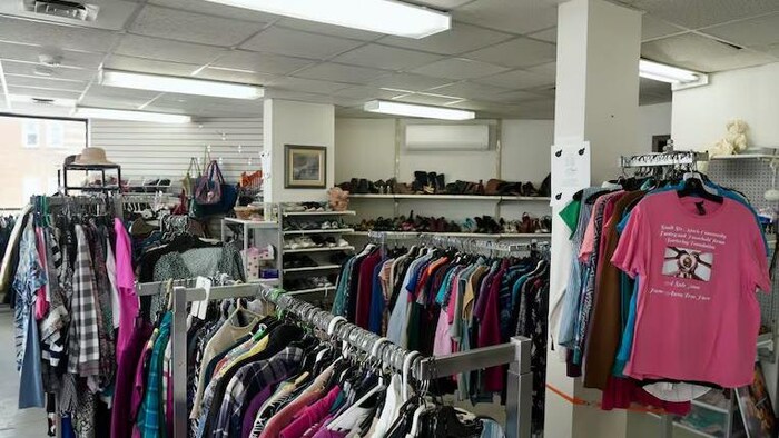 Des vêtements accrochés à des cintres.