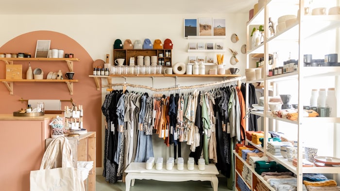 Une boutique avec des vêtements et des objets usuels.