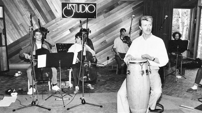 David Bowie en séance d'enregistrement à Morin-Heights dans Le studio d'André Perry.