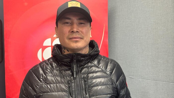 Tyrone Yukon gère la salle de boxe de Délı̨nę et entraîne les jeunes dans ce sport, le tout bénévolement.