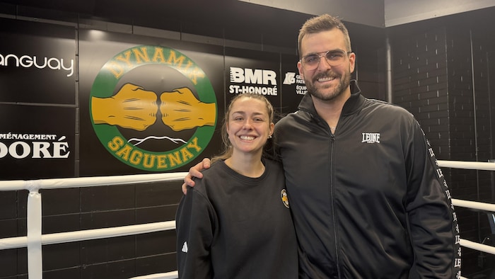 Le propriétaire sur le ring de boxe,