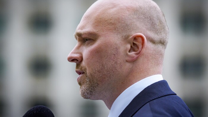 Brad Bradford prend la parole lors d’une conférence de presse le 6 mai 2026.