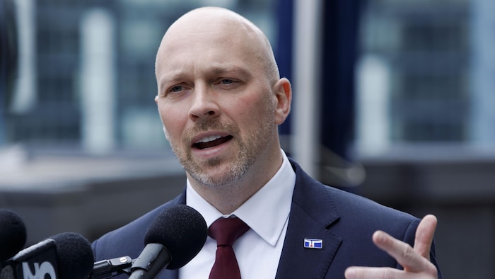 Le conseiller municipal Brad Bradford, candidat à la mairie de Toronto, prend la parole lors d’une conférence de presse le 6 mai 2026.