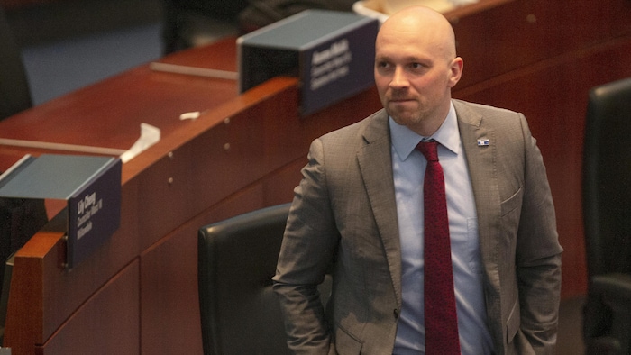 Brad Bradford qui assiste à une séance du conseil municipal, le mercredi 29 mars 2023. 
