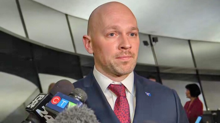 Brad Bradford lors d’une mêlée de presse dans la salle du conseil municipal de Toronto.