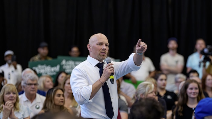 Le candidat à la mairie Brad Bradford tient un rassemblement de campagne au centre culturel ukrainien Plast Huculak, à Etobicoke, le 7 juillet 2026.