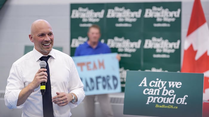 Le candidat à la mairie Brad Bradford tient un rassemblement de campagne au centre culturel ukrainien Plast Huculak, à Etobicoke, le 7 juillet 2026.