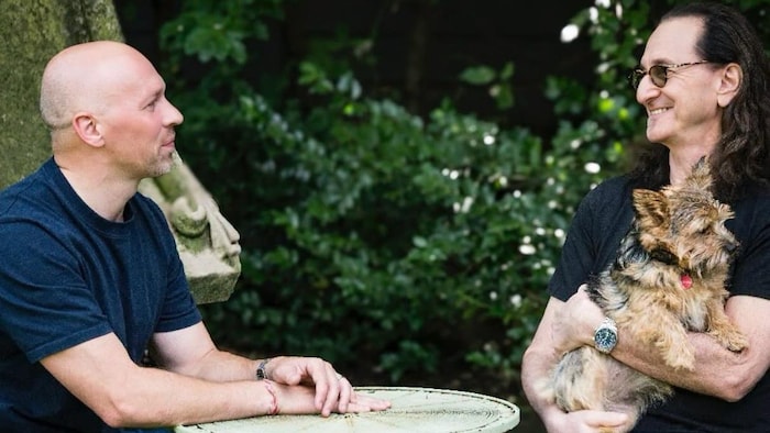 Brad Bradford et Geddy Lee qui posent pour une photo.