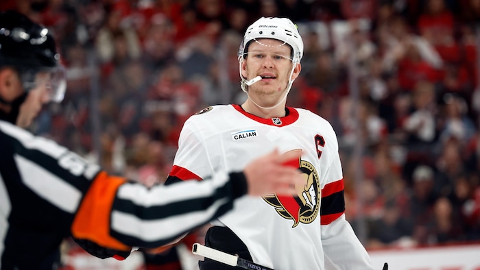 L'ancien capitaine des Sénateurs d'Ottawa, Brady Tkachuk, s'adressant à un arbitre durant un match. 