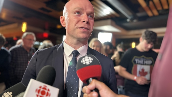 Braeden Caley parle à une journaliste.