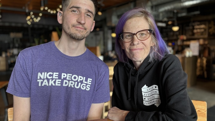 Brandon et sa mère dans un café. 
