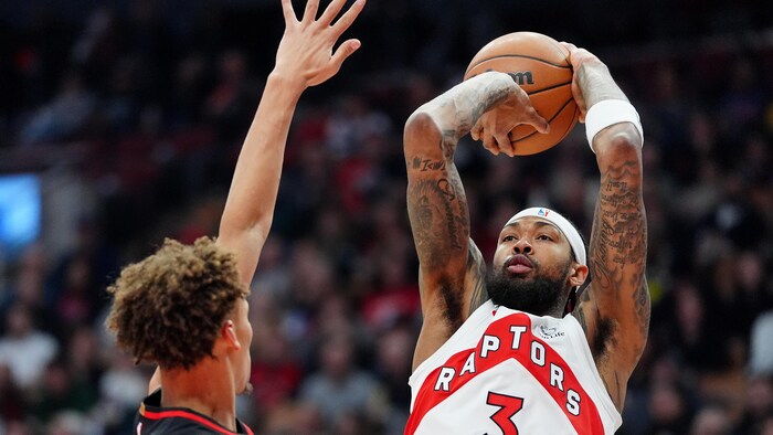 Brandon Ingram lance le ballon durant un match contre les Hawks d’Atlanta à Toronto, le 5 janvier 2026.
