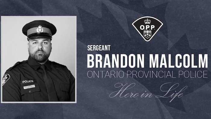 Portrait du policier en uniforme avec un message de condoléances.