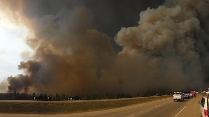 Un immense panache de fumée sombre s'élève au-dessus de la route, en mai 2016.