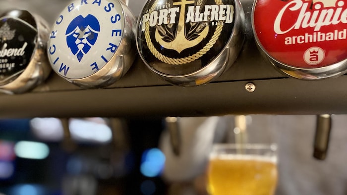 Des fûts de bière avec les logos de leurs marques. 