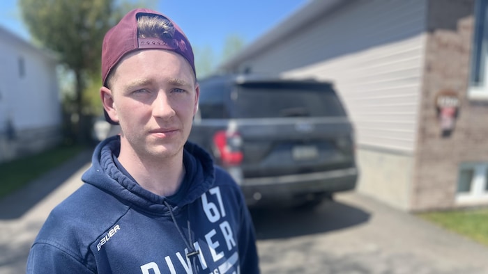 Desmond Brazeau, le fils de l’homme qui s’est fait attaquer par l’ours, en casquette rouge debout devant la caméra.