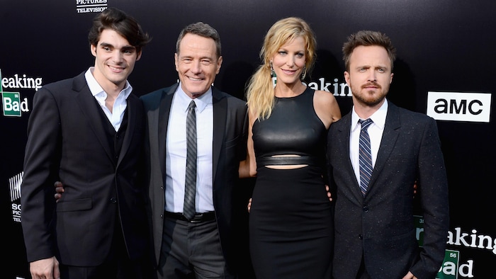 Les acteurs RJ Mitte (gauche), Bryan Cranston, Anna Gunn et Aaron Paul font leur entrée lors d'une cérémonie pour célébrer les derniers épisodes de « Breaking Bad », le 24 juillet 2013, à Culver City, en Californie.