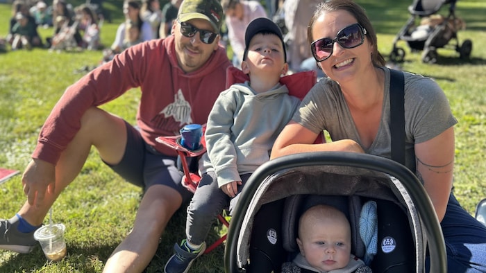 Breanna Guertin est accompagnée de son mari et de leurs deux petits garçons au French Fest à Sudbury.