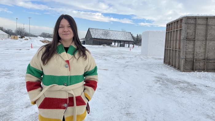 Breanne Lavallée-Hickert sourit à l'extérieur devant des blocs de neiges.