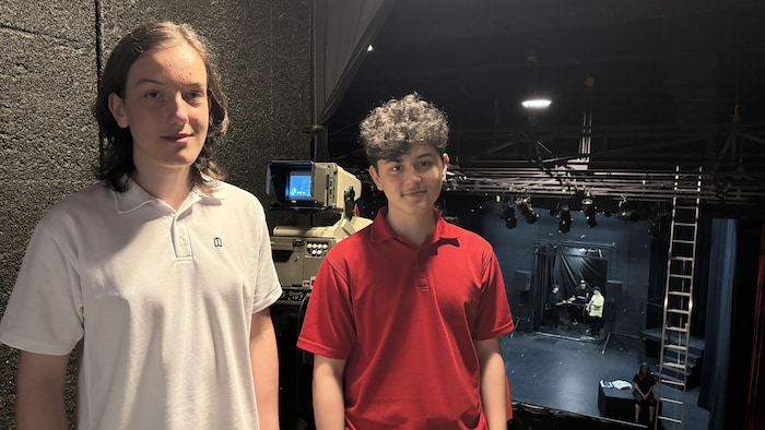 Deux jeunes hommes prennent la pose