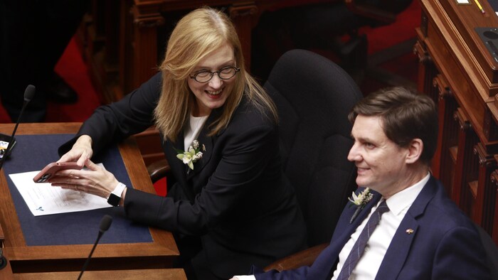 La ministre des Finances, Brenda Bailey, est assise à côté du  premier ministre, David Eby, juste avant le discours du Trône à l'Assemblée législative.