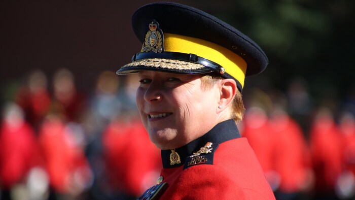 Portrait de Branda Lucki qui sourit lors du défilé de la passation de commandement.