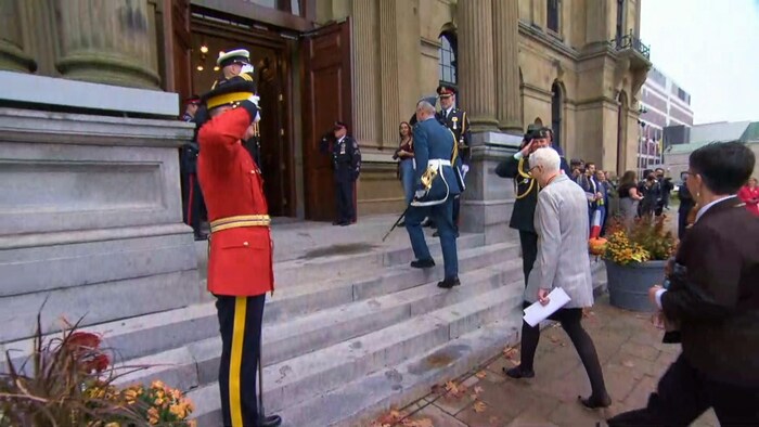 La lieutenante-gouverneure du Nouveau-Brunswick, Brenda Murphy, arrive à l'Assemblée législative à Fredericton pour la lecture du discours du Trône.