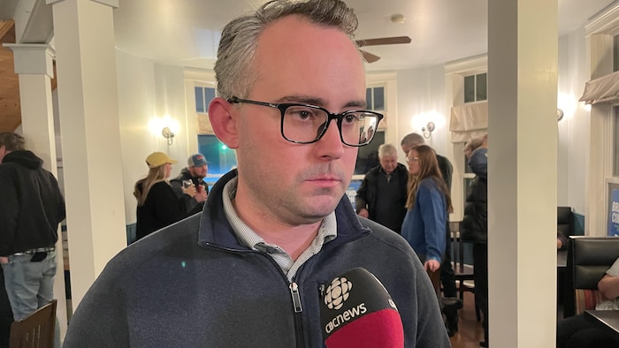 Brendan Curran en mêlée de presse à son rassemblement de campagne électorale.