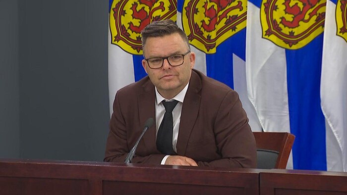 Le ministre répond aux questions des journalistes.