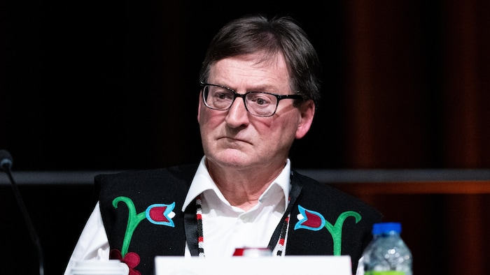 Un participant lors d'une séance d'une assemblée.