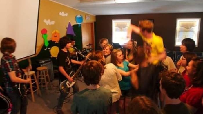 Des élèves donnent un concert dans une classe.