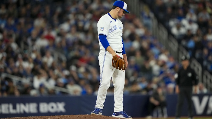 Brendon Little dans l'uniforme blanc des Blue Jays de Toronto.