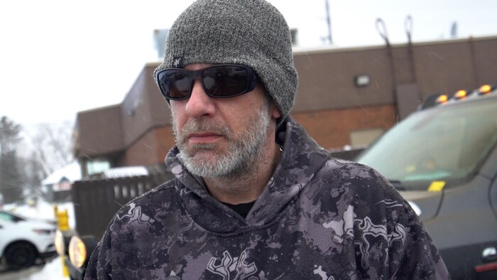 Portrait de Brent Pandke qui porte des lunettes de soleil et une tuque.