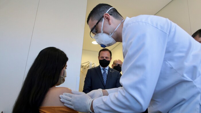 Une volontaire teste le potentiel vaccin chinois Sinovac à Sao Paulo.