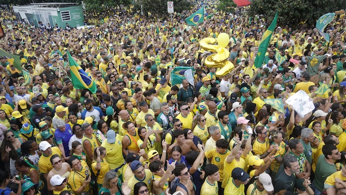 Des partisans de Flavio Bolsonaro participent à un rassemblement avant le second tour de l'élection présidentielle à Barra da Tijuca, le 24 octobre 2026, à Rio de Janeiro, au Brésil.