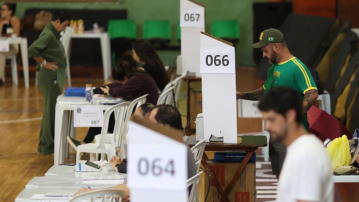 Des électeurs votent au Brésil.
