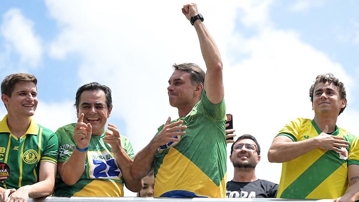 Flavio Bolsonaro participe à un rassemblement.