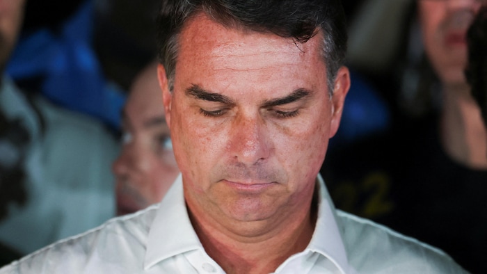 Flavio Bolsonaro, la tête baissée s'adresse aux médias après sa défaite.