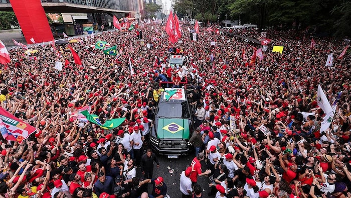 Luiz Inácio Lula Da Silva salue ses partisans lors d’un rassemblement.
