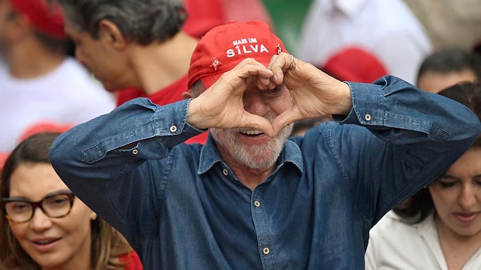 Luiz Inácio Lula da Silva fait un signe de coeur avec ses mains.