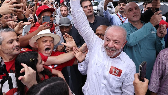 Luiz Inácio Lula Da Silva salue ses partisans après avoir voté.