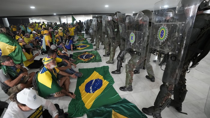 Des émeutiers face à la police au Brésil