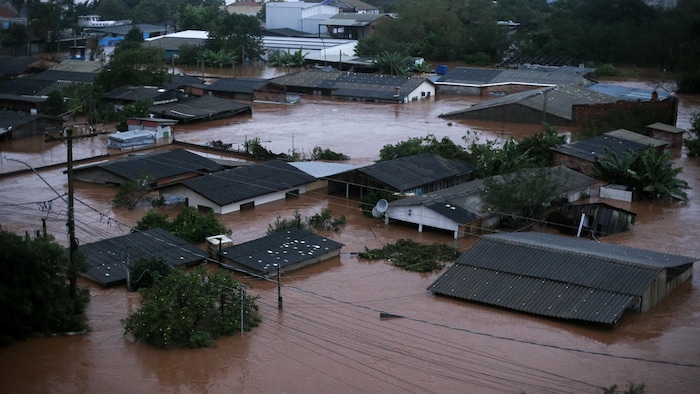 Des maisons sont touchées par la crue de la rivière.