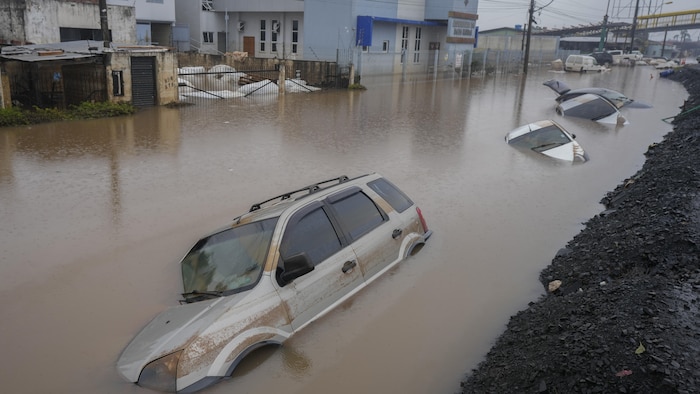 Des véhicules partiellement submergés au Brésil.