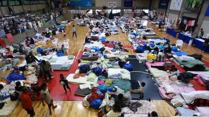 Des personnes évacuées dans un gymnase.