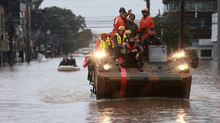 Uma equipe de resgate em um tanque militar.